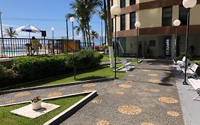 Apartamento em frente a Praia Martin de Sá com piscina.